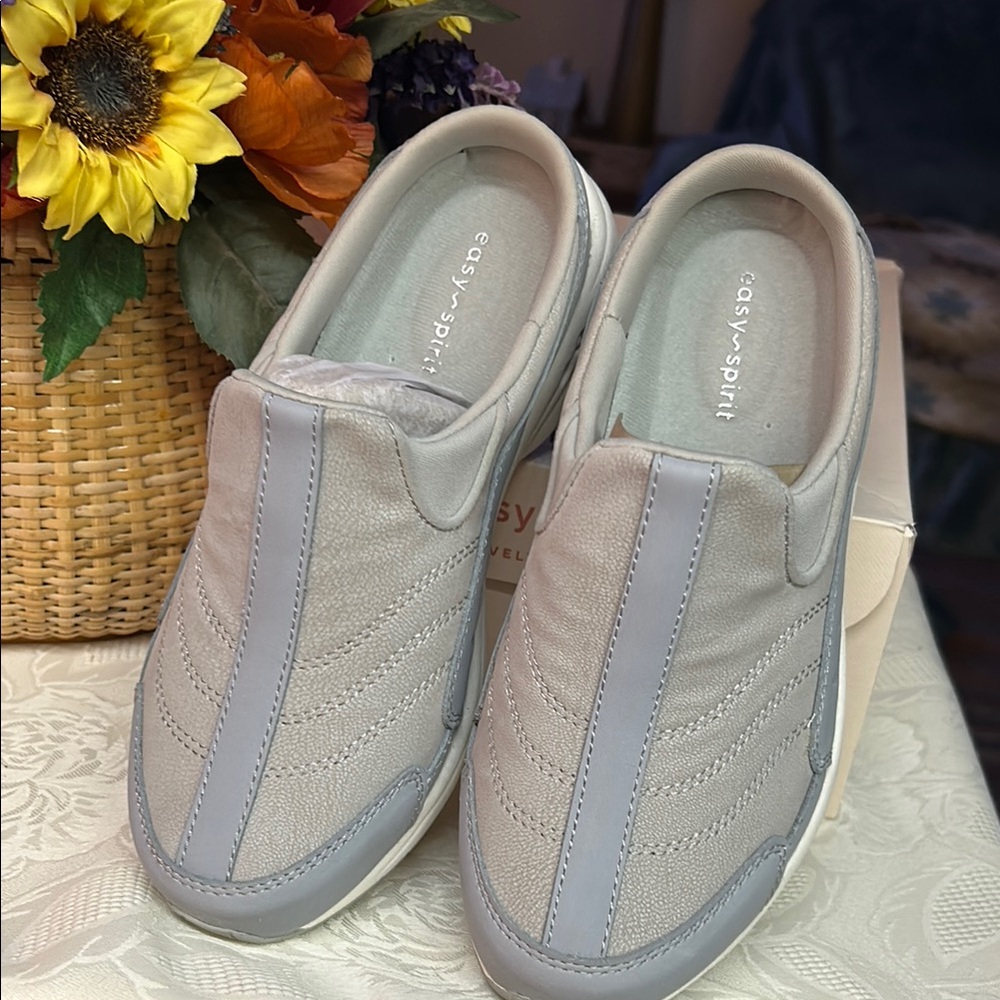 Easy Spirit Women's Traveltime Mules in Light gray.white sole